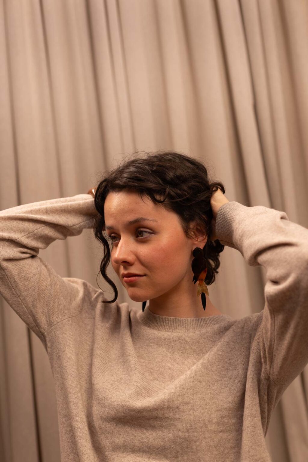 Tenue femme : pull Marius et boucles d'oreilles Carlita, Jannie