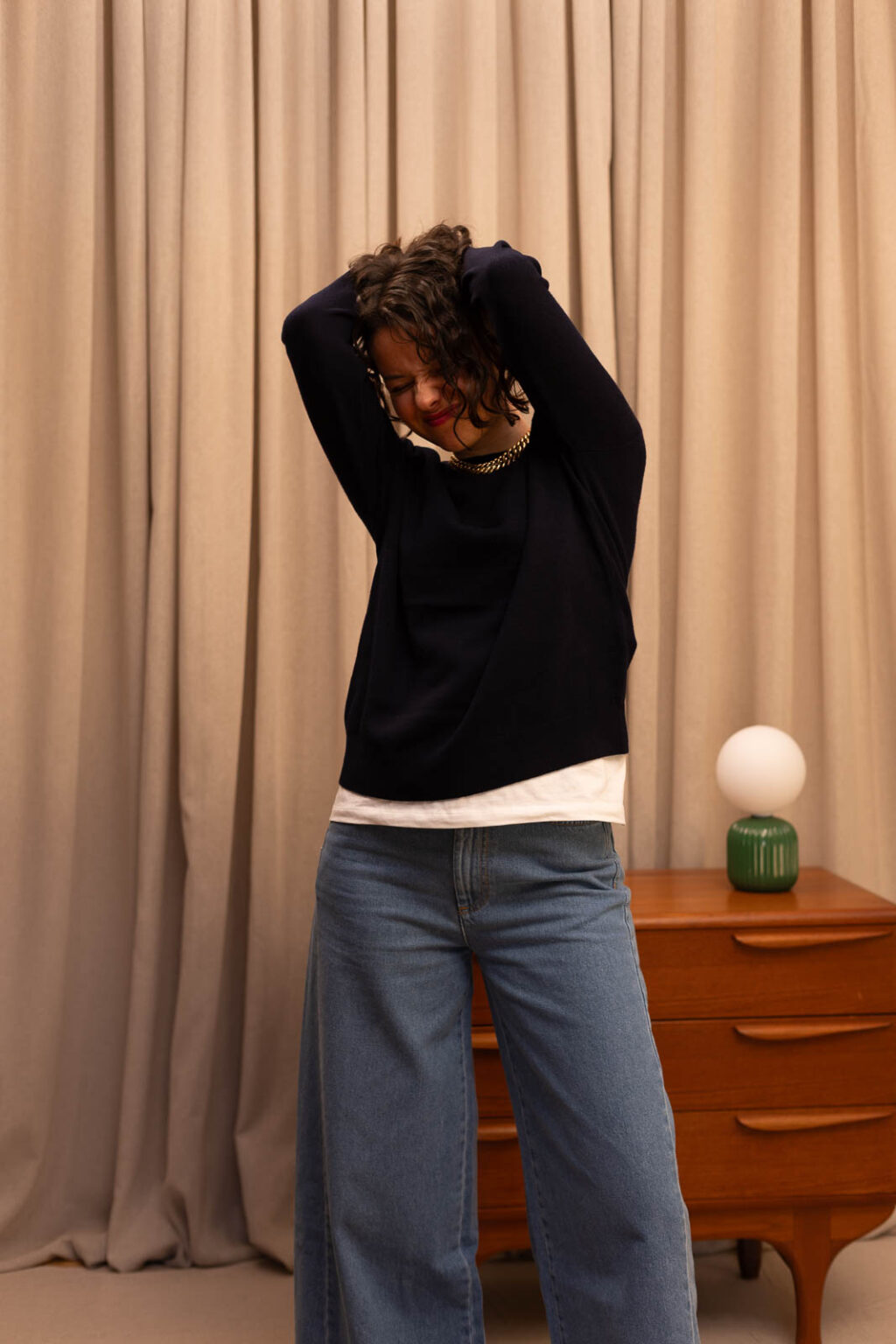 Tenue femme : pull Marius et tee-shirt Marie-Lou, Jannie