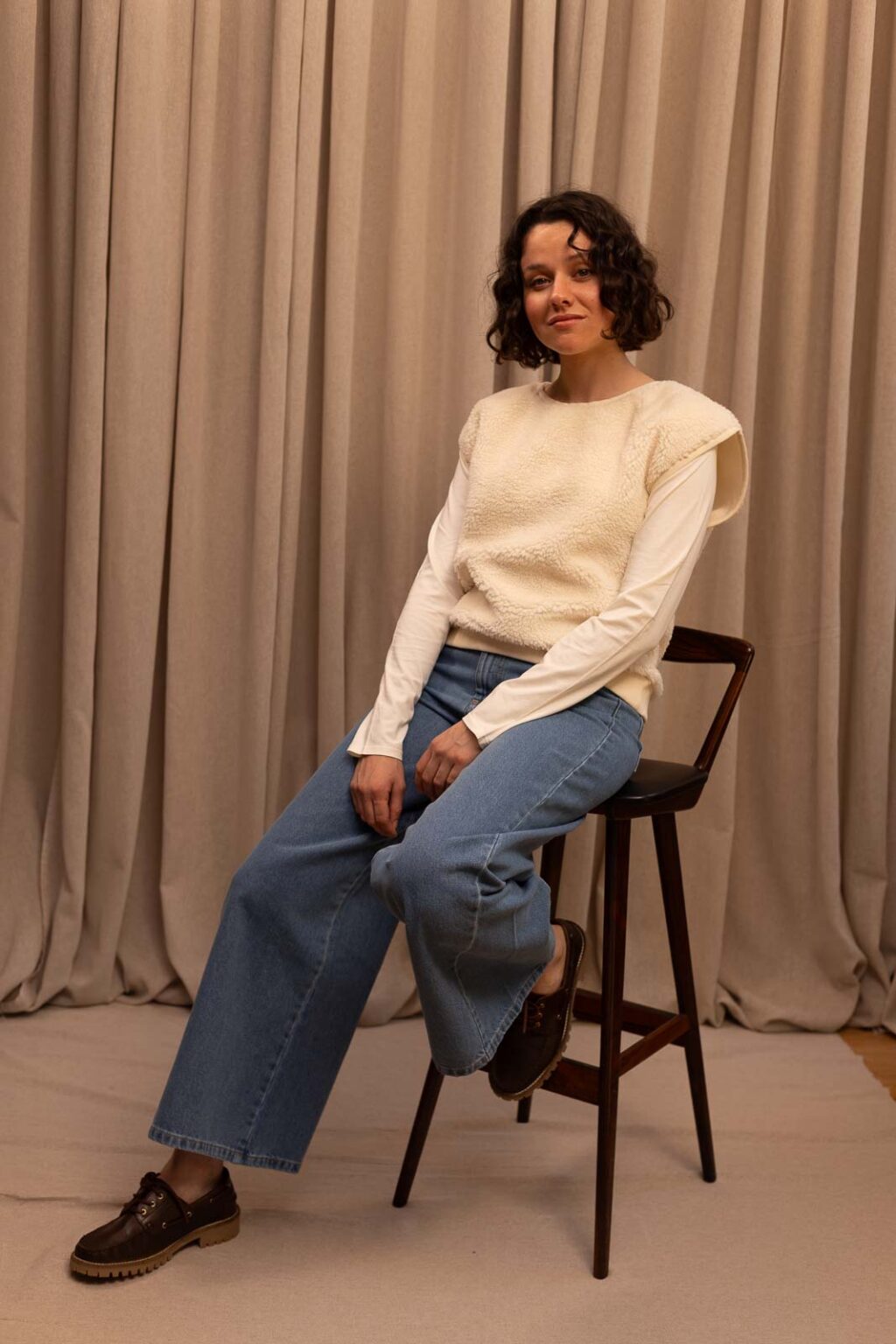 Tenue femme : pull sans manche Félicité, tee-shirt June et jean Billie, Jannie
