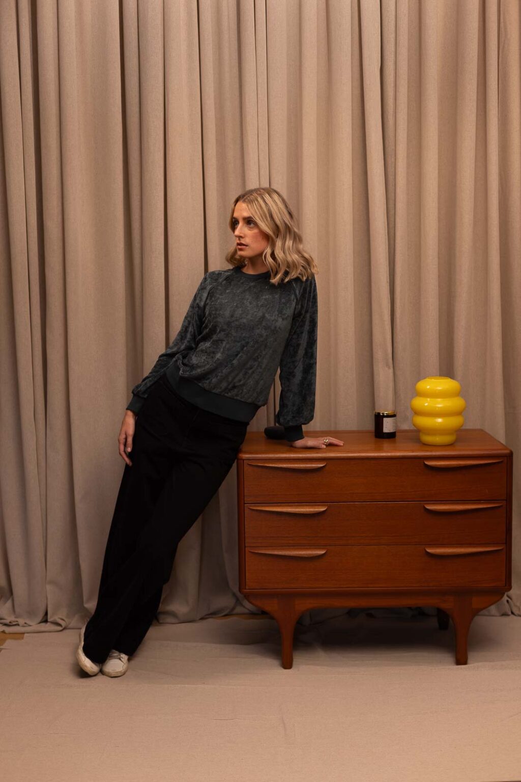 Tenue femme : sweat Lucile et jeans noir Théo, Jannie