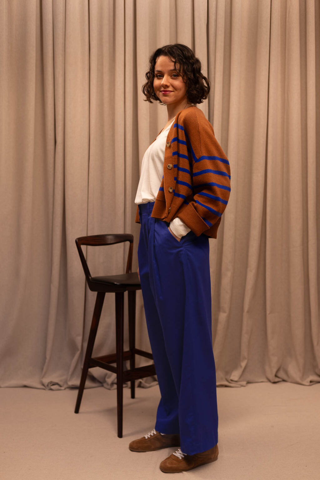 Tenue femme : tee-shirt Edouard, gilet Vadim et pantalon Jules, Jannie