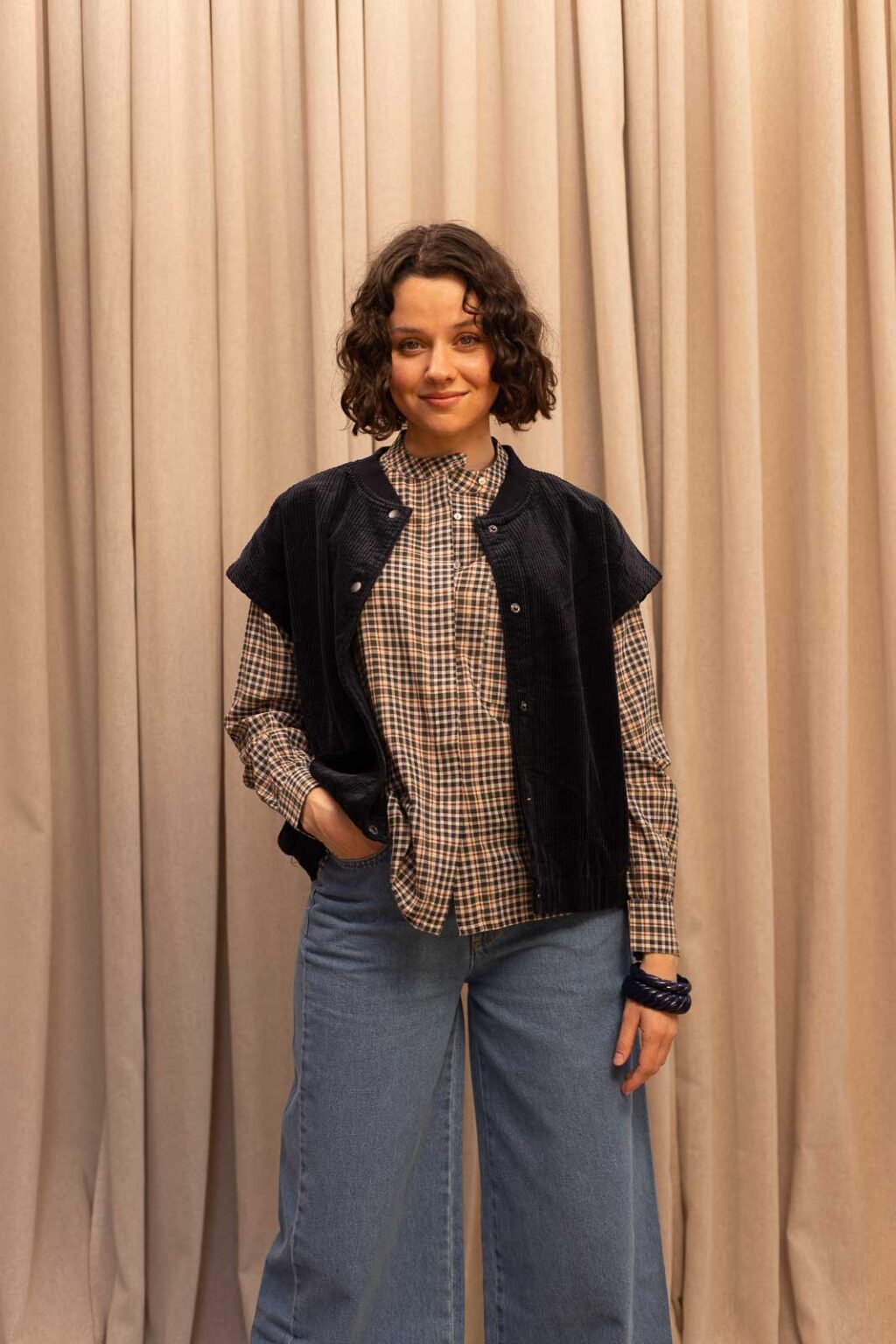 Tenue femme : veste sans-manches Eliott et blouse Jude, Jannie